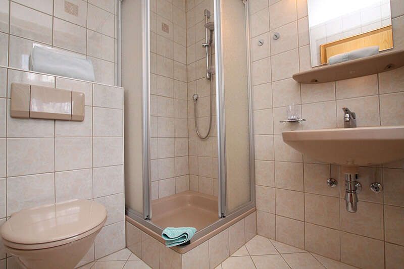 Badezimmer mit Dusche und WC im Appartement Sonnenschein